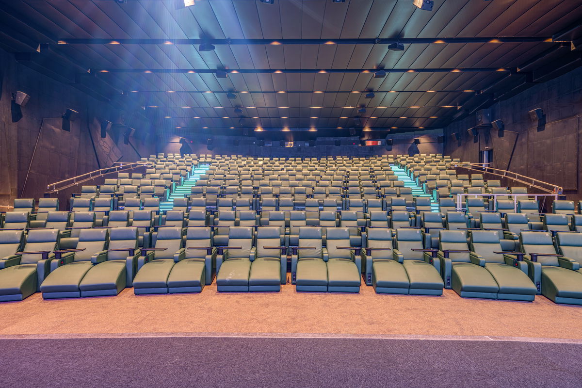 Edda 1 har 324 premiumseter, et Dolby Atmos-lydanlegg og vårt største lerret på hele 16,5 x 7 meter. Salen tilbyr tre ulike typer premiumseter: